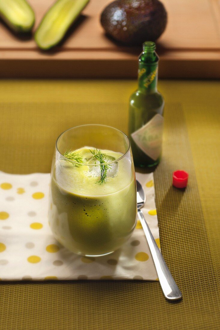 Avocado-Gurken-Cocktail mit grünem Tabasco und Dill