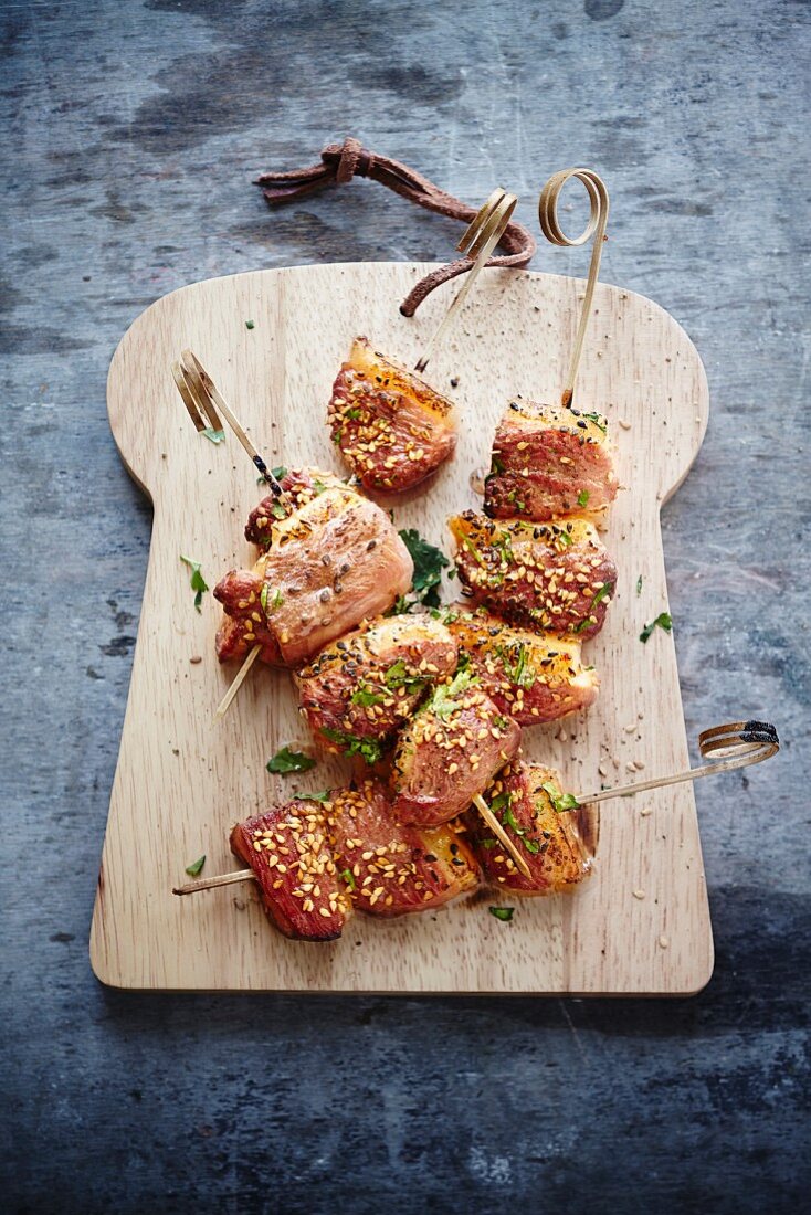 Duck breast brochettes with herbs and black and golden sesame seeds