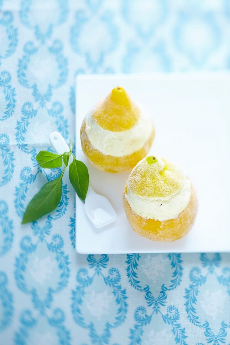 Zitronensorbet in ausgehöhlten Zitronen