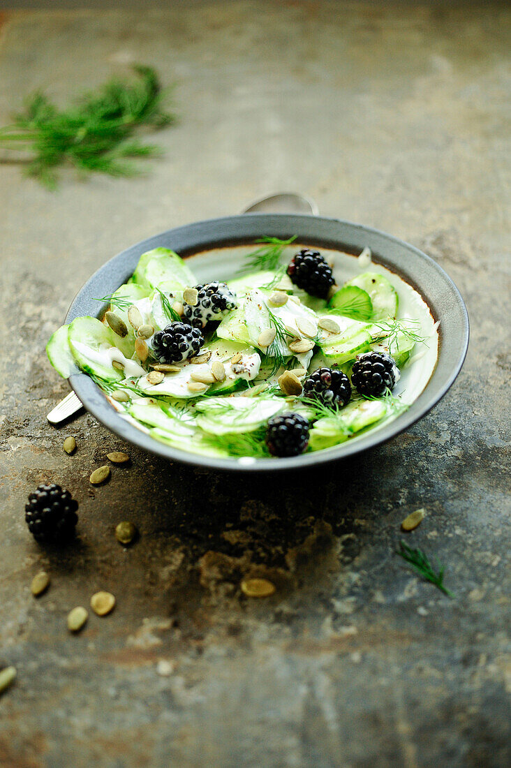 Gurkensalat mit Kürbiskernen und Brombeeren