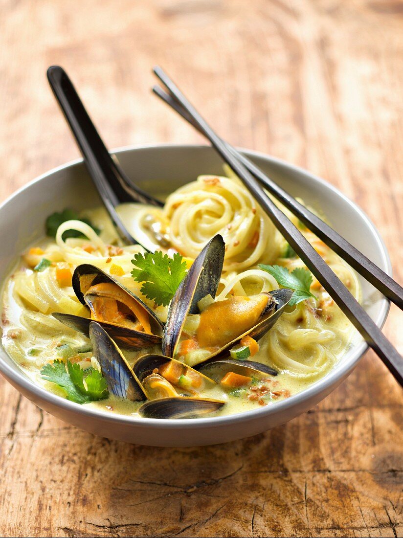Mussel ,noodle coconut and curry soup