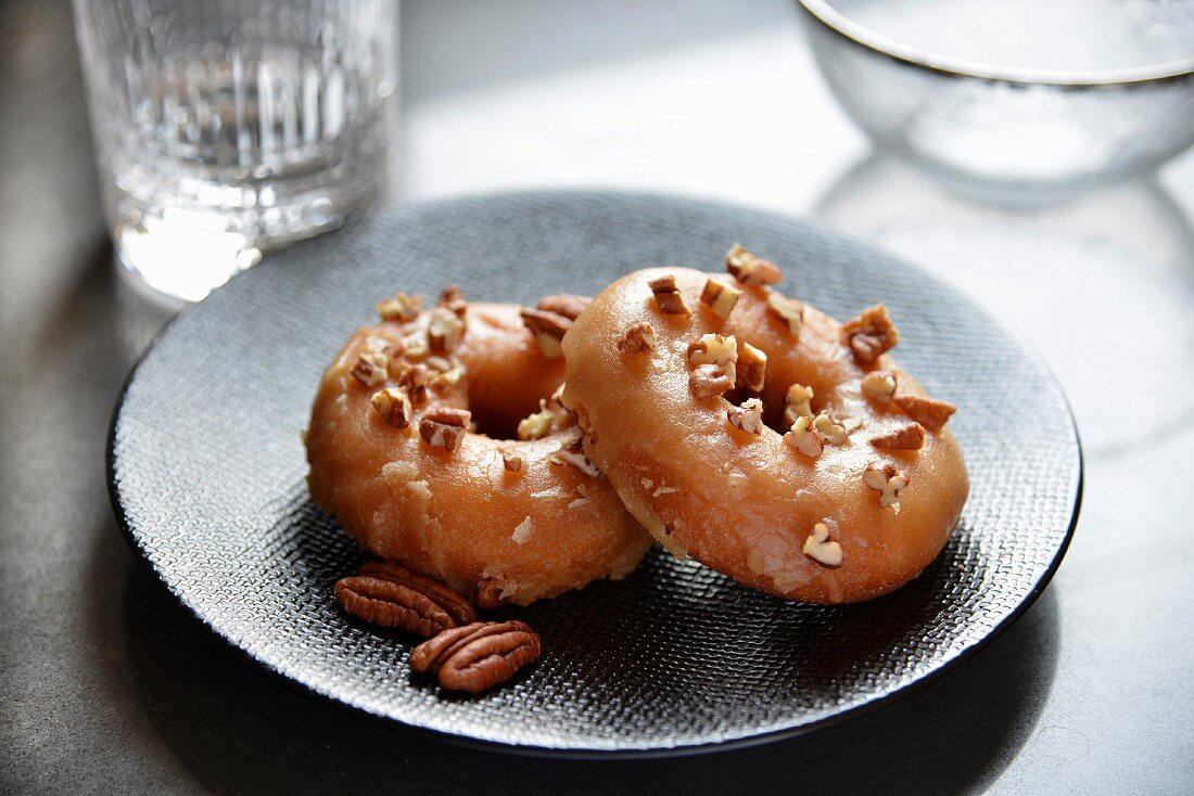 Donuts mit Pekannüssen