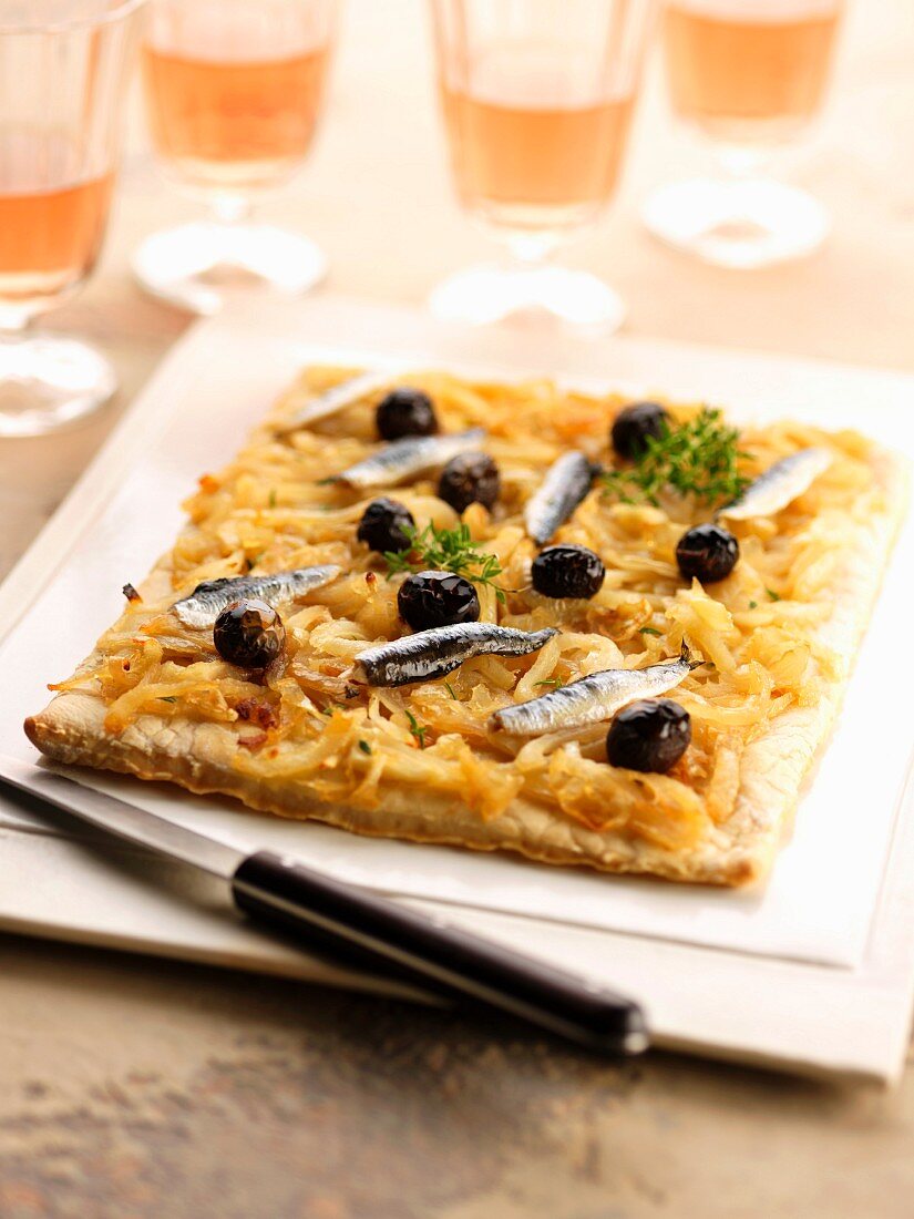 Pissaladière (Zwiebelkuchen mit Sardellen und schwarzen Oliven, Nizza)