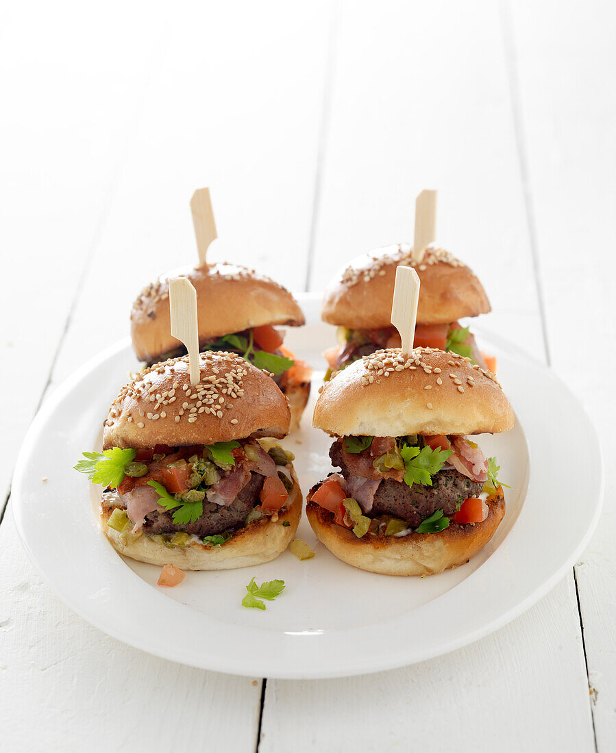 Mini-Burger mit Lammhack, Tomatensalsa und Bacon vom Grill