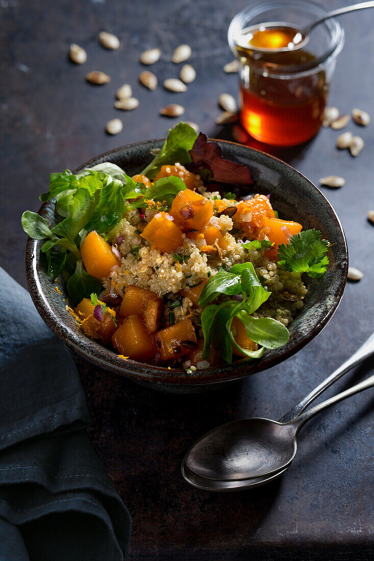 Quinoa-Kürbis-Salat (vegan) – Bilder kaufen – 60305282 StockFood
