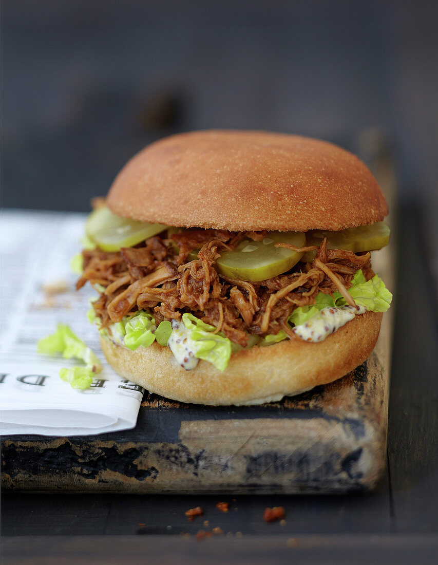 Schweinefleisch-Burger mit Sauce und karamellisierten Zwiebeln