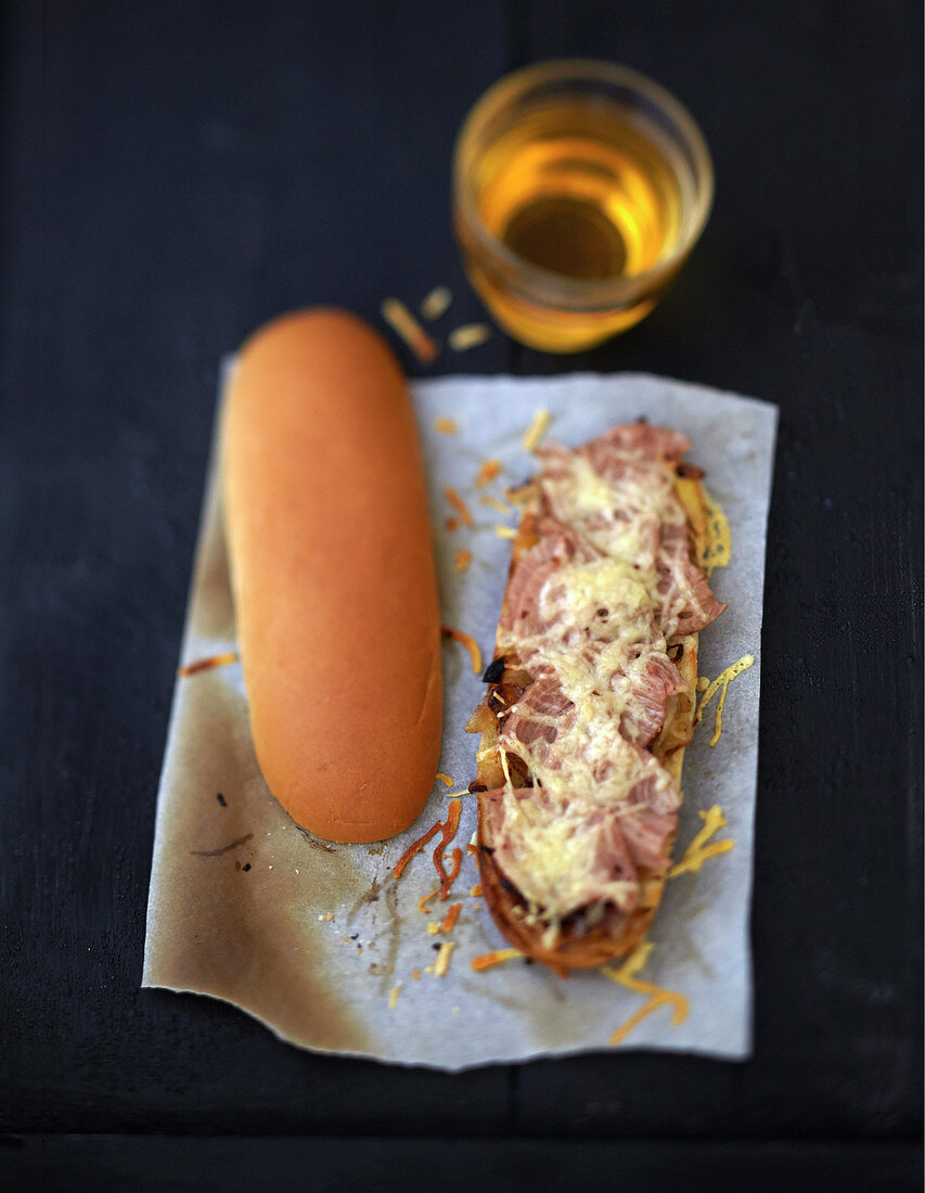 Hotdog mit Andouille-Kaldaunenwurst und Käse überbacken