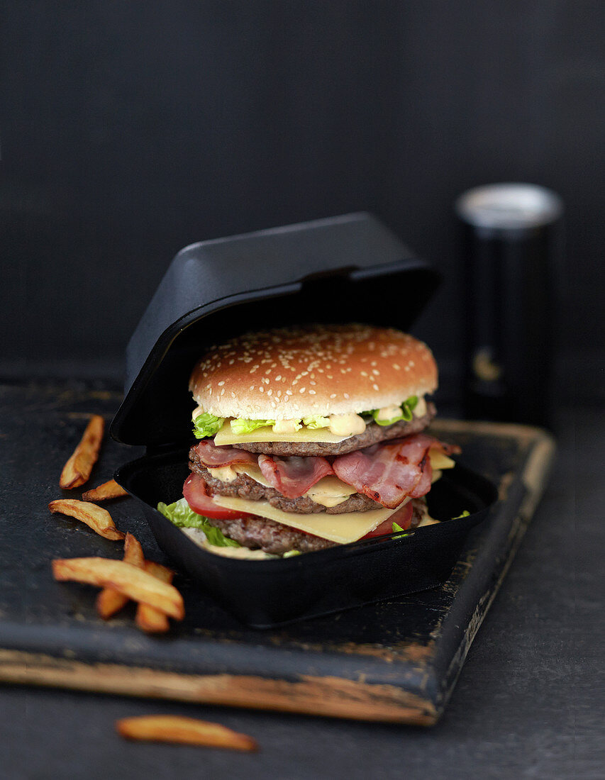 Dreifacher Rinderburger mit Bauchspeck und Comté-Käse