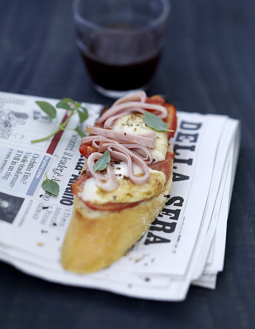 Bruschetta mit Mortadella und geräuchertem Mozzarella