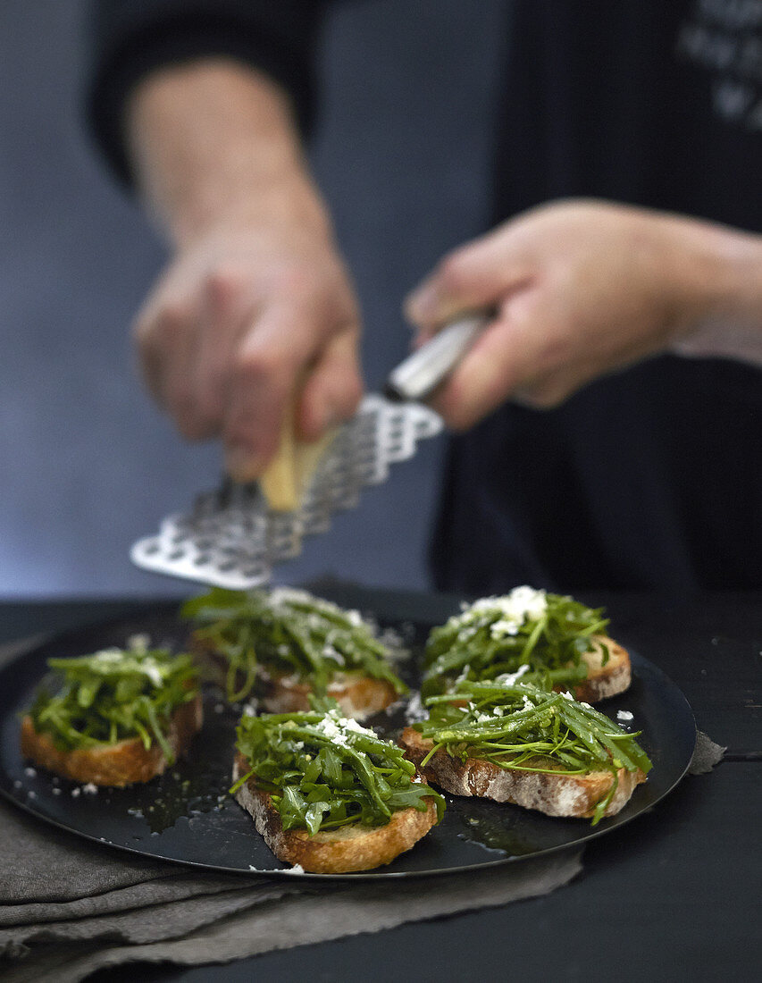 Bruschetta mit Rucola und grünen Bohnen