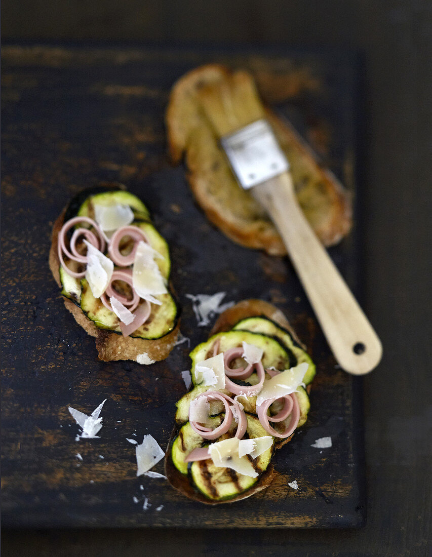 Crostini mit gegrillten Zucchini, Mortadella und Parmesan