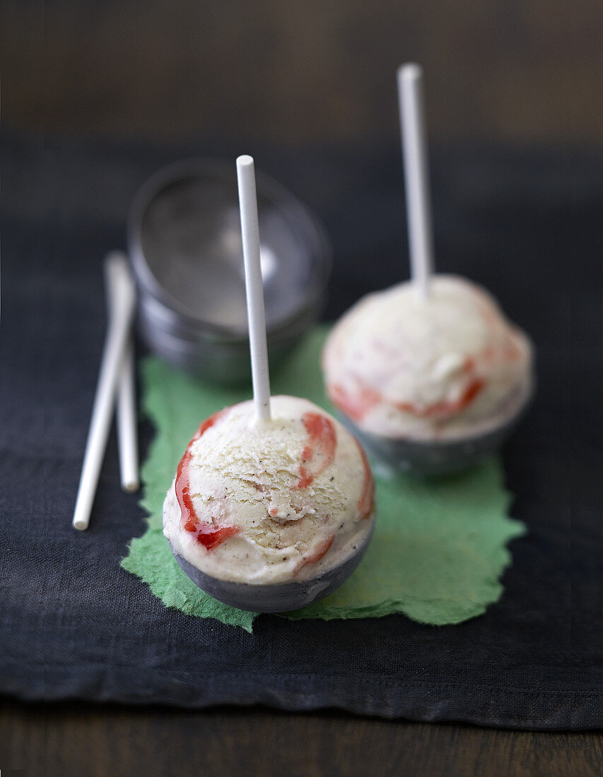 Mascarpone and strawberry coulis ice cream pops i