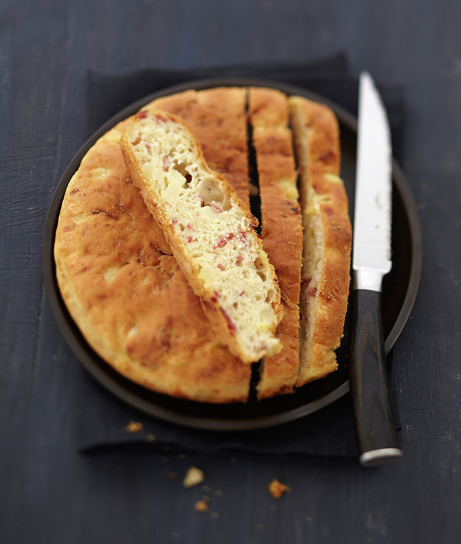 Fougasse (provenzalisches Fladenbrot) mit Kartoffeln und Speckwürfeln