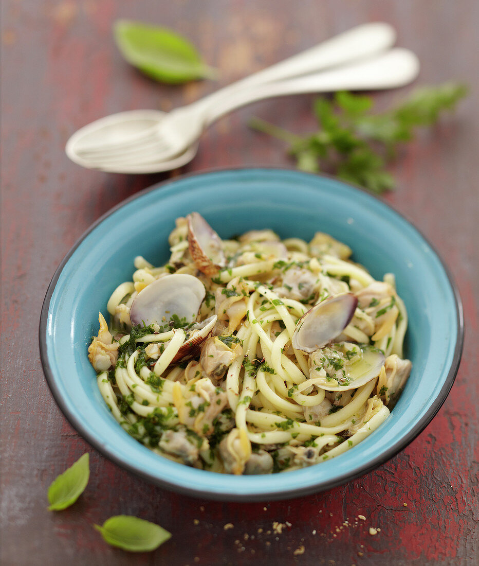 Linguine with littleneck clams and herbs