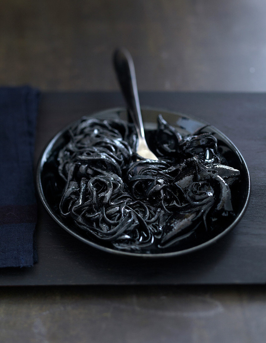 Linguine and squid with squid ink