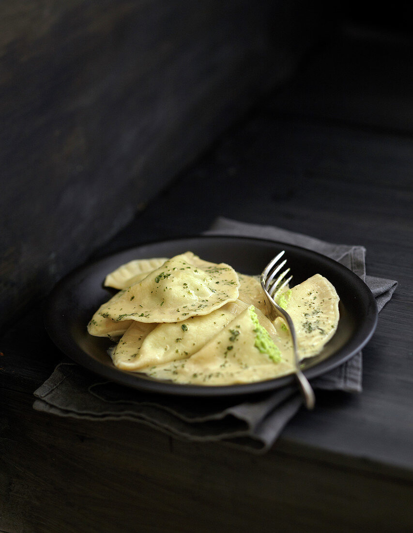 Ravioli mit Philadelphiakäse, Erbsen und Minze