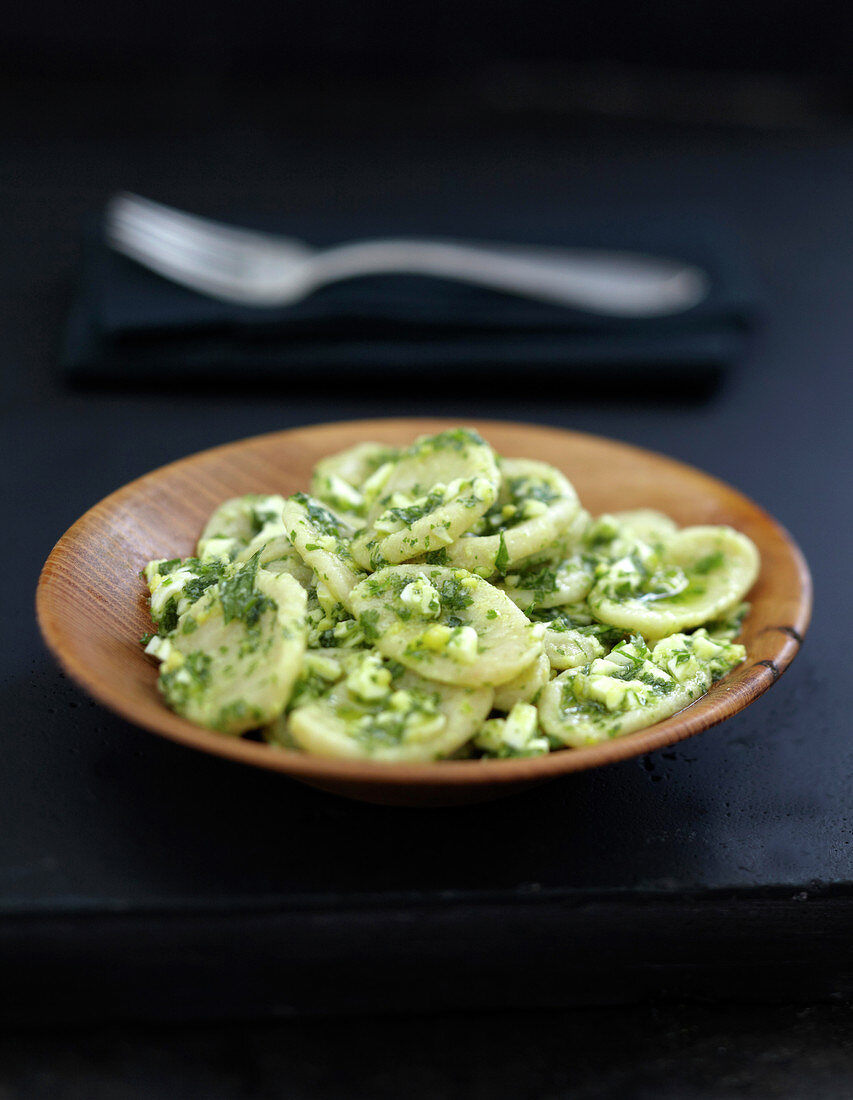 Nudelsalat mit Orecchiette-Nudeln, Kräutern und Ei