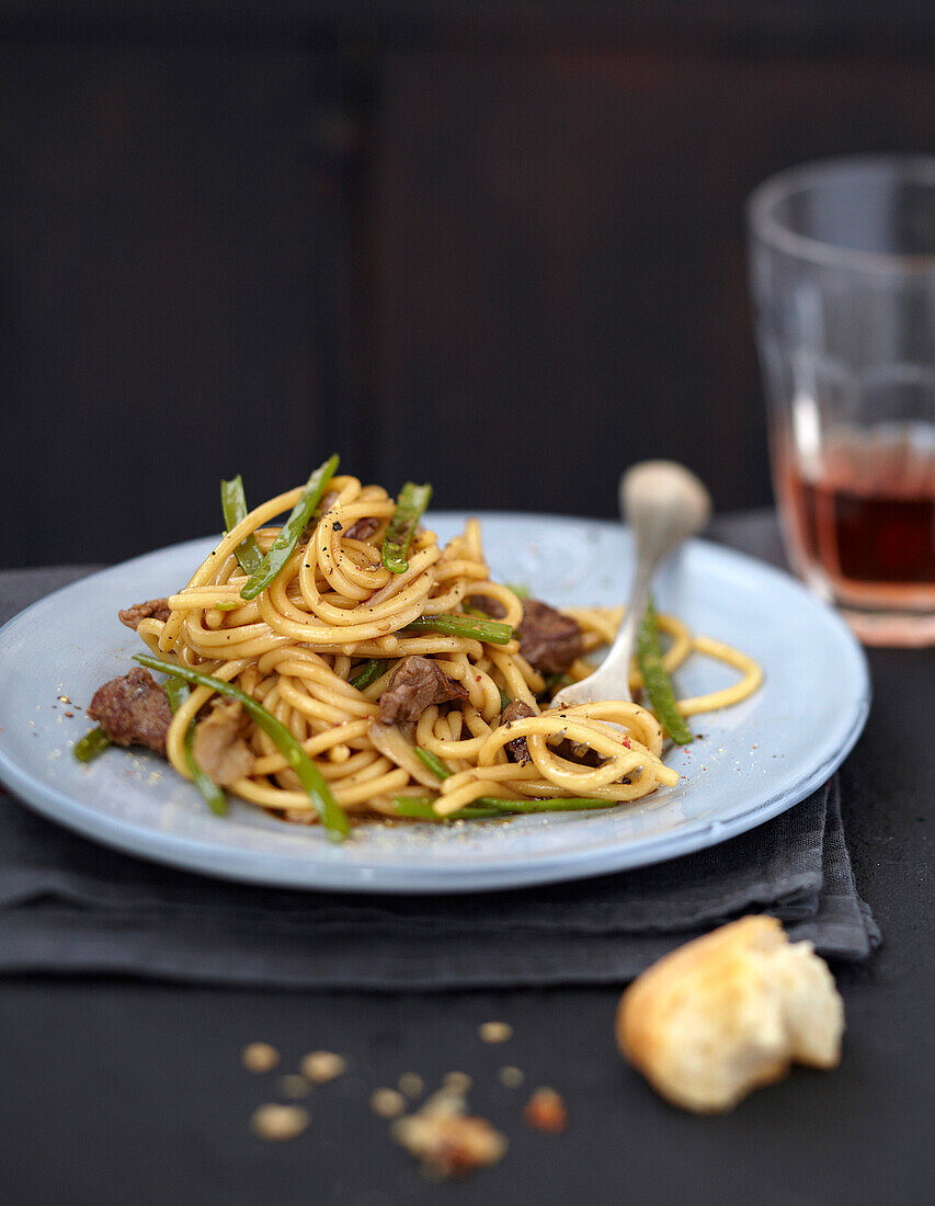 Spaghetti mit Bohnen und scharf gewürztem Rindfleisch