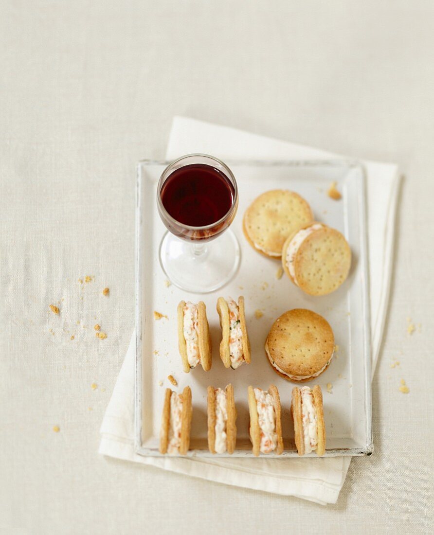 Crackers with smoked salmon mousse