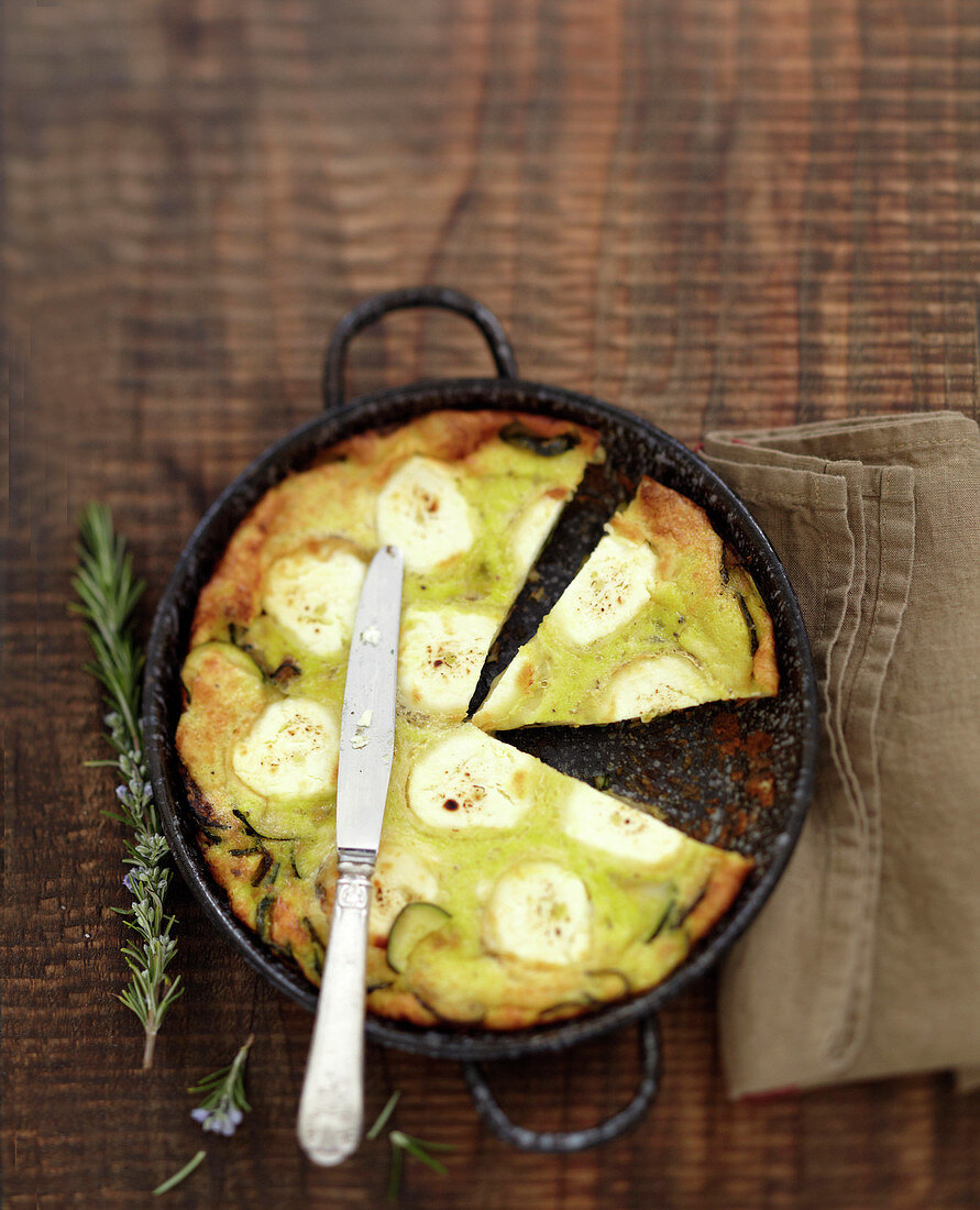 Clafoutis mit Zucchini, Ziegenkäse und Rosmarin