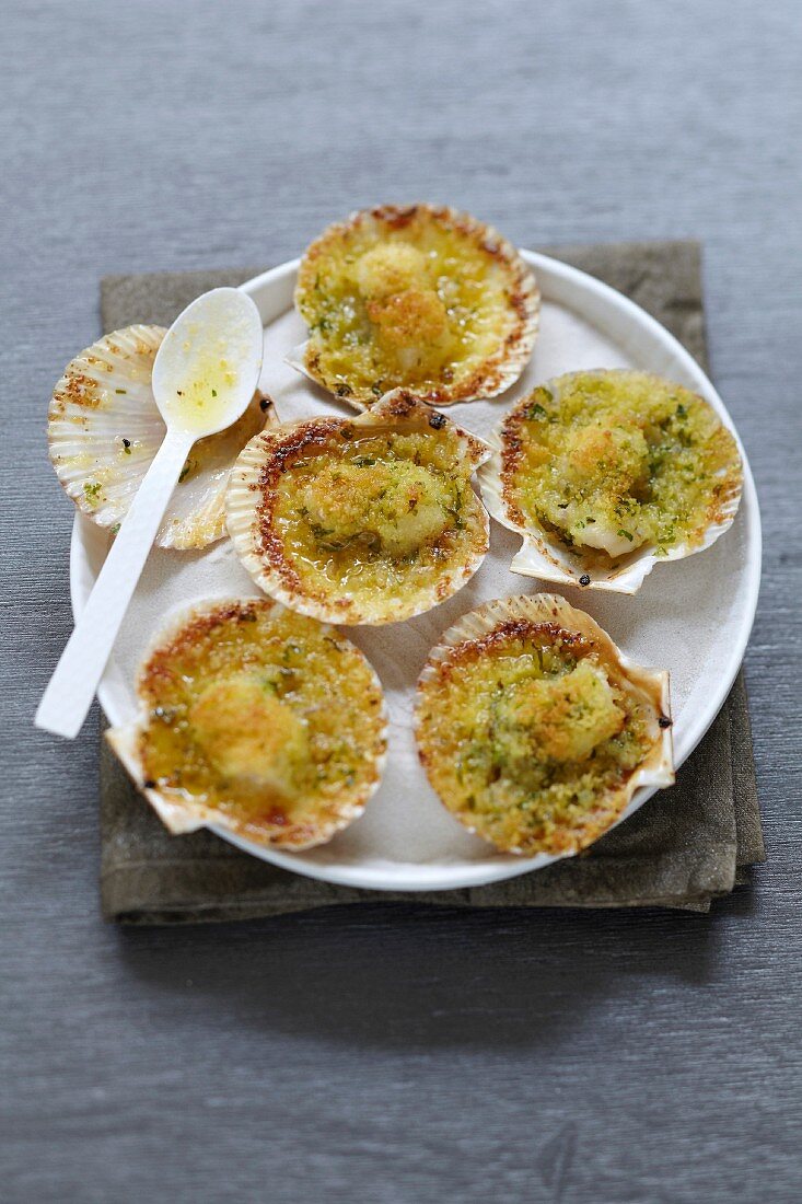 Petoncle scallops grilled with ginger butter