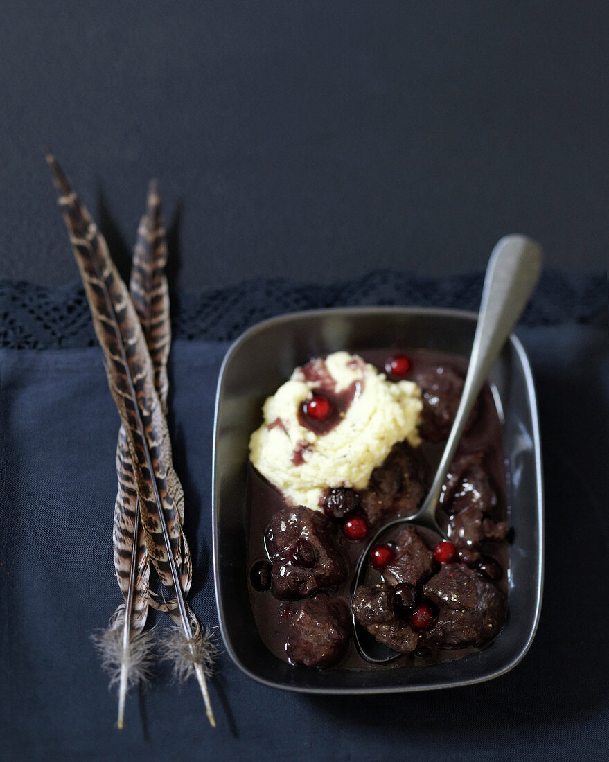 Ragout vom jungen Wildschwein mit Preiselbeeren und Selleriepüree