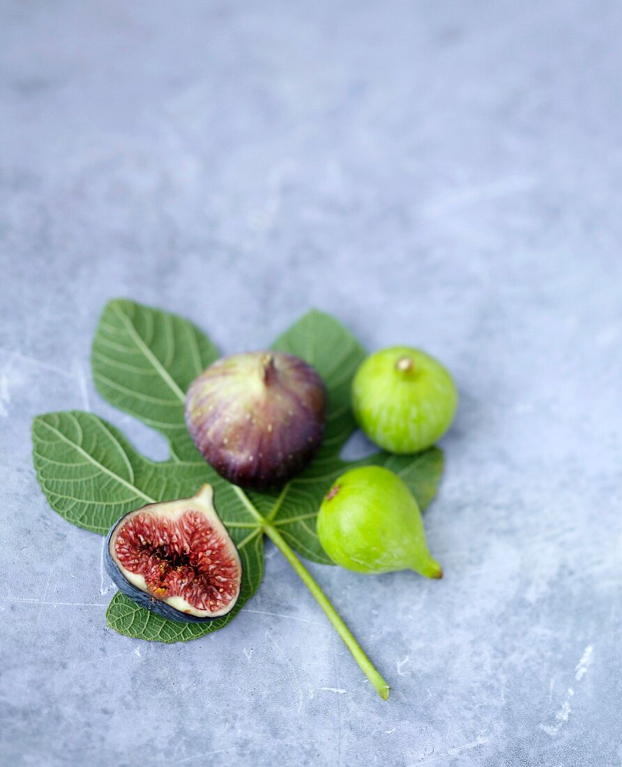 Frische Feigen mit Blatt