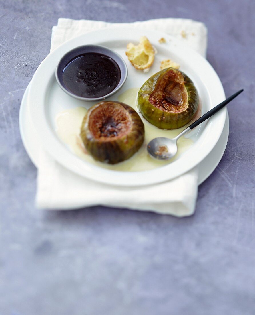 Roasted figs with cardamom-flavored custard and Port caramel