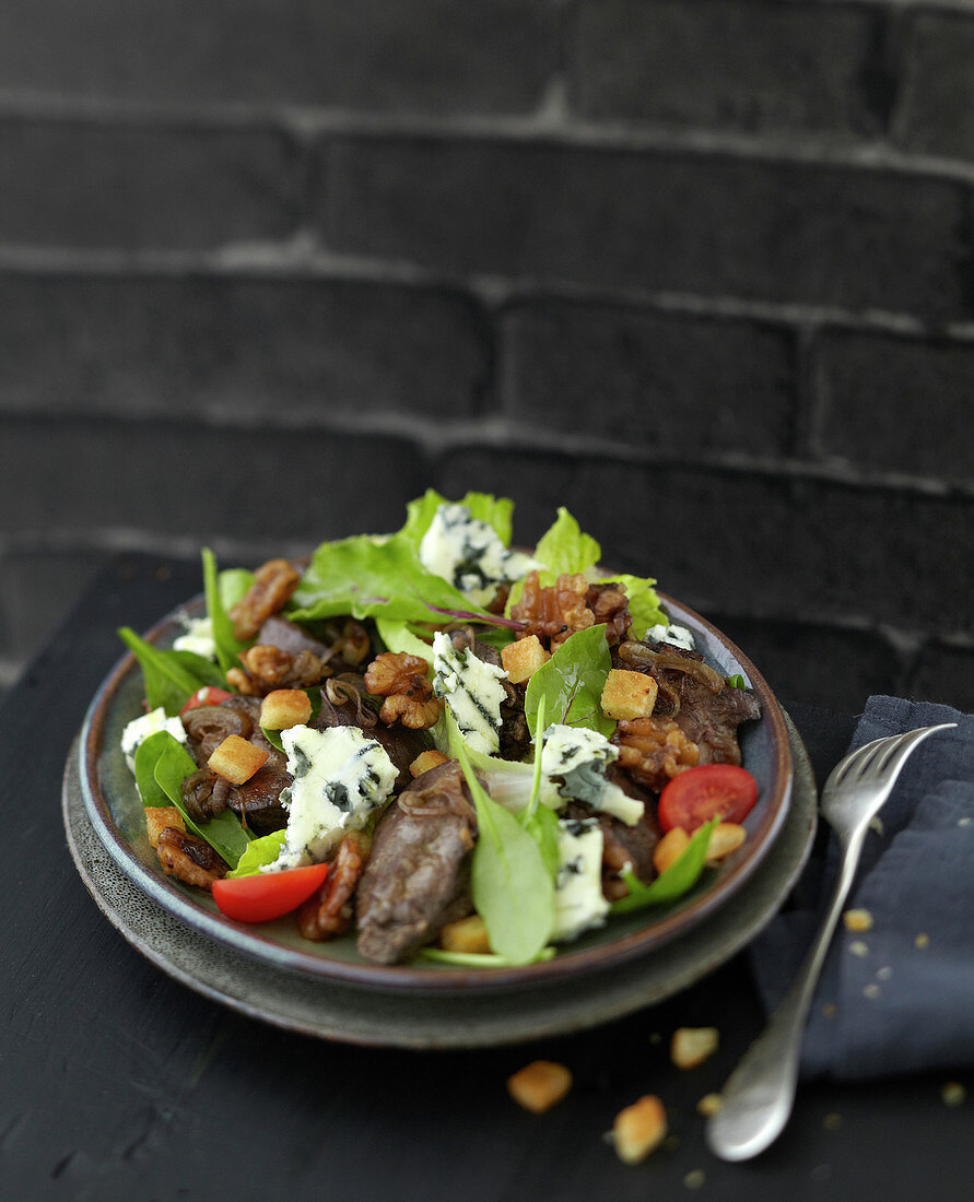 Salat mit Geflügelleber, Roquefort und Walnüssen