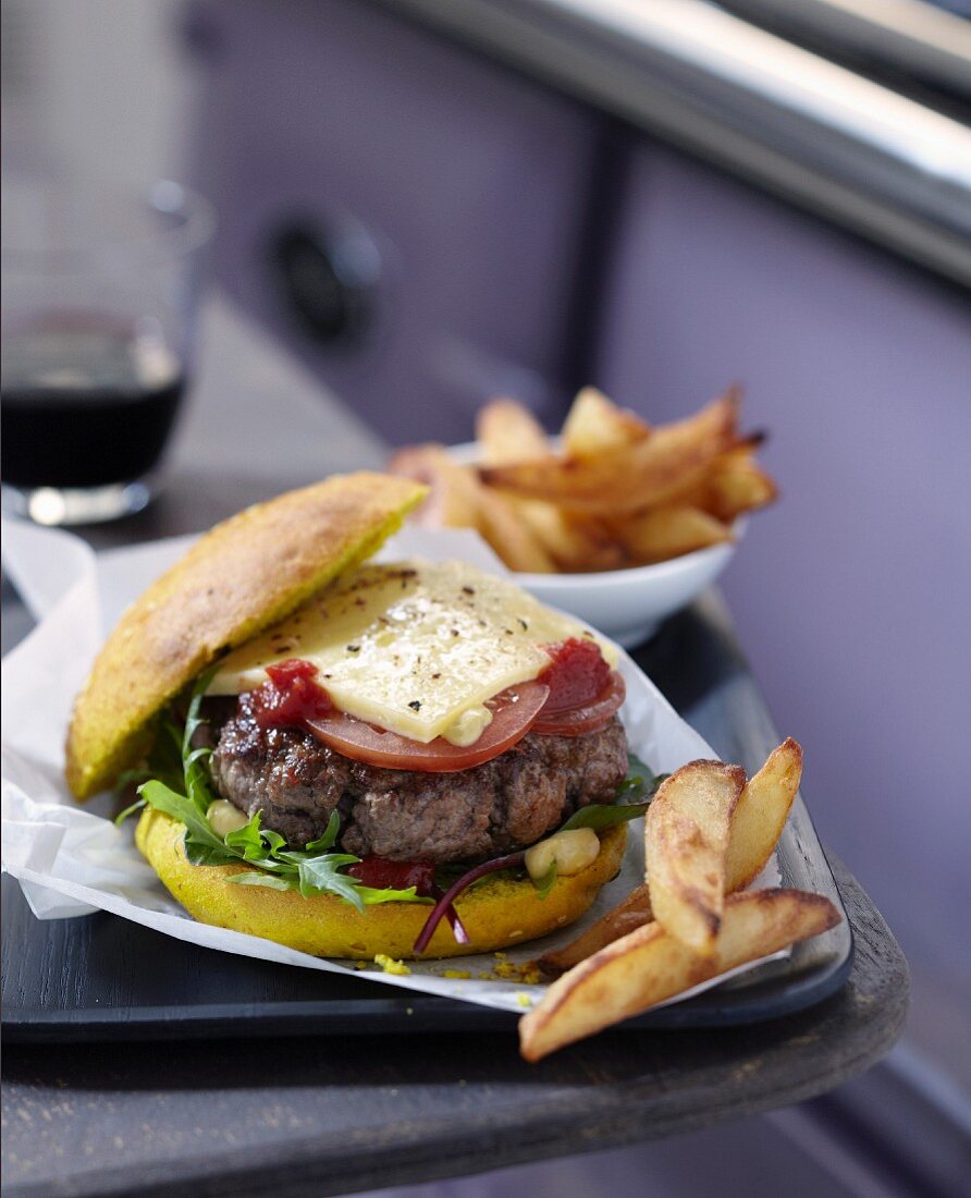 Burger vom Charolais-Rind mit Cantal-Käse und Pommes Frites