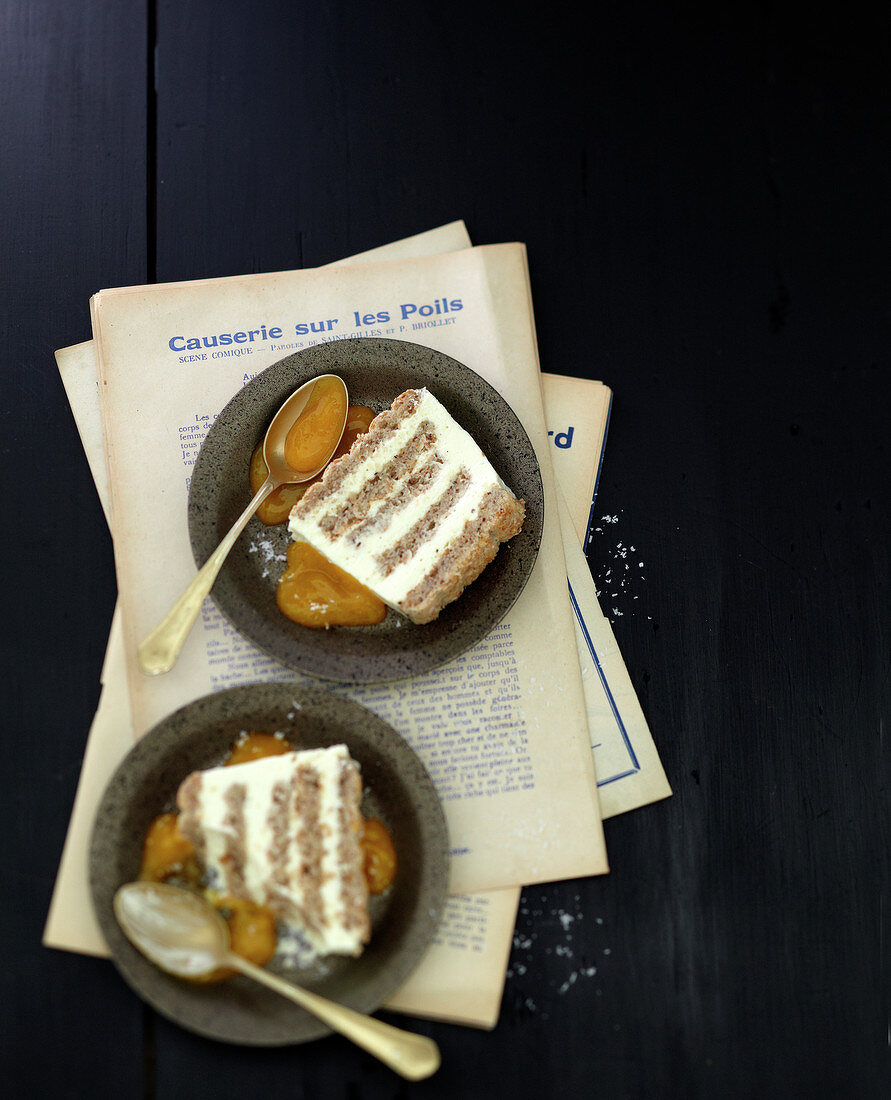 Bûche (Baumstammkuchen, Frankreich) mit Kokosbiskuit, weisser Schokolade und Mangocoulis