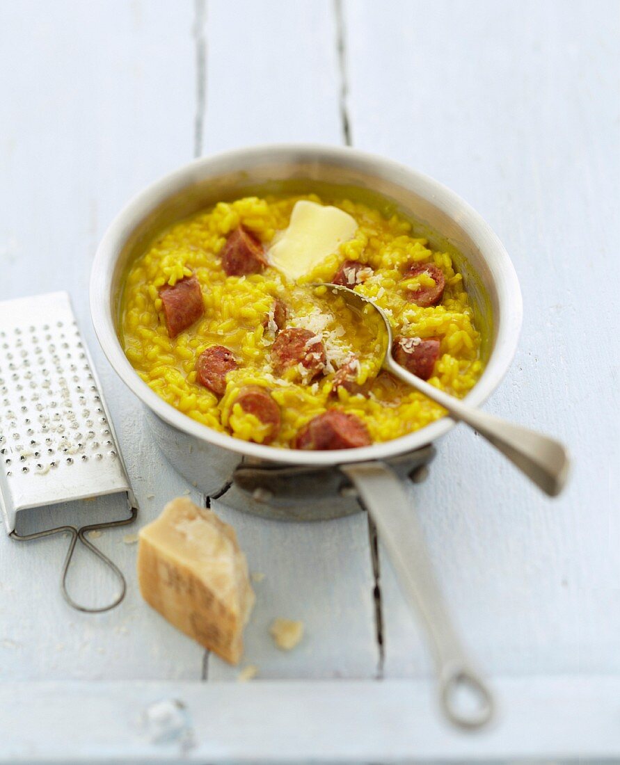 Risotto mit Kurkuma, Parmesan und Merguez-Würstchen