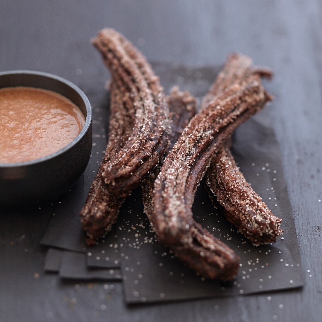 Kakao-Churros mit Schoko-Nougat-Sauce