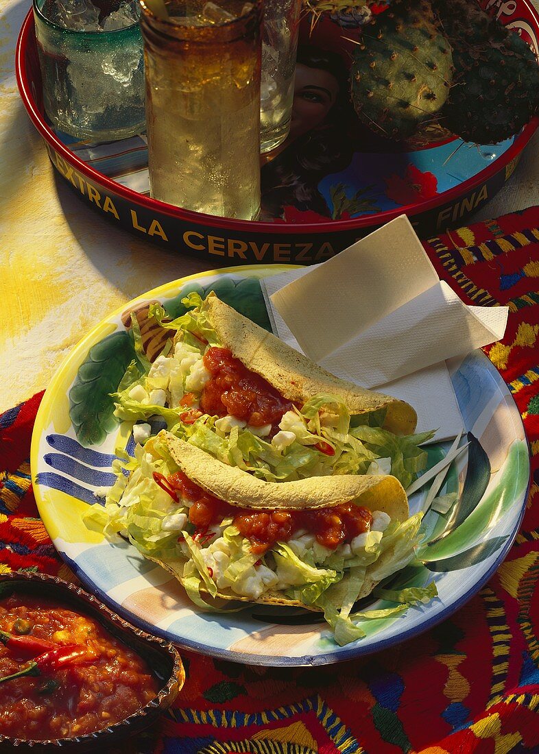 Tacos mit Mozzarella-Salat-Füllung & scharfer Tomatensauce