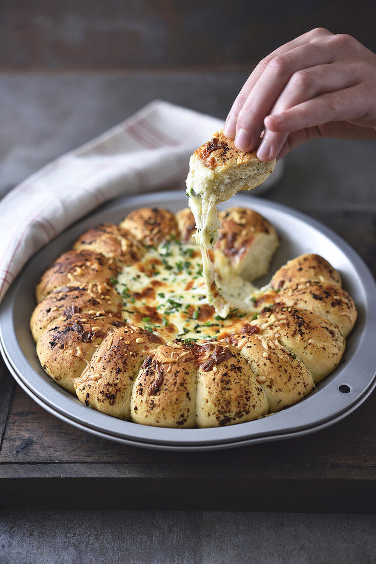 Pizzabrot mit Käse und Schnittlauch (vegetarisch)