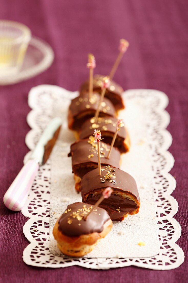 Schokoladen-Eclair (Liebesknochen) mit Goldblatt, zum Teilen