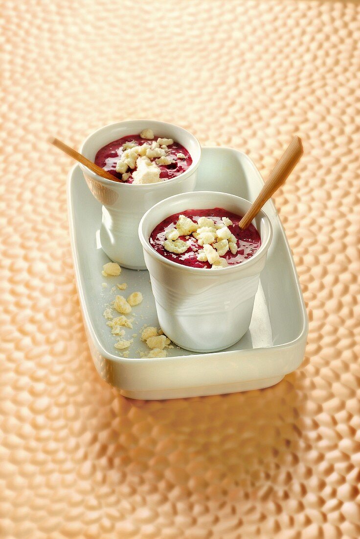 Rhubarb and blackcurrant smoothie with yoghurt and meringue crumbs