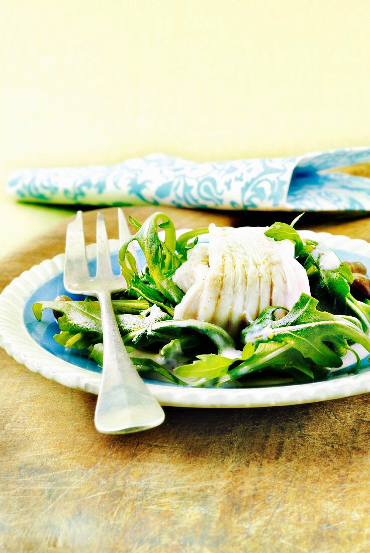 Rochenflügel mit gedämpften Kapern auf Rucola mit weisser Sauce