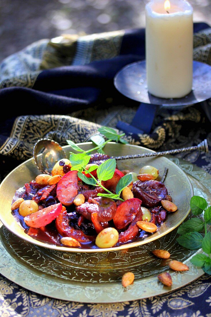 Tajine mit frischen und getrockneten Herbstfrüchten