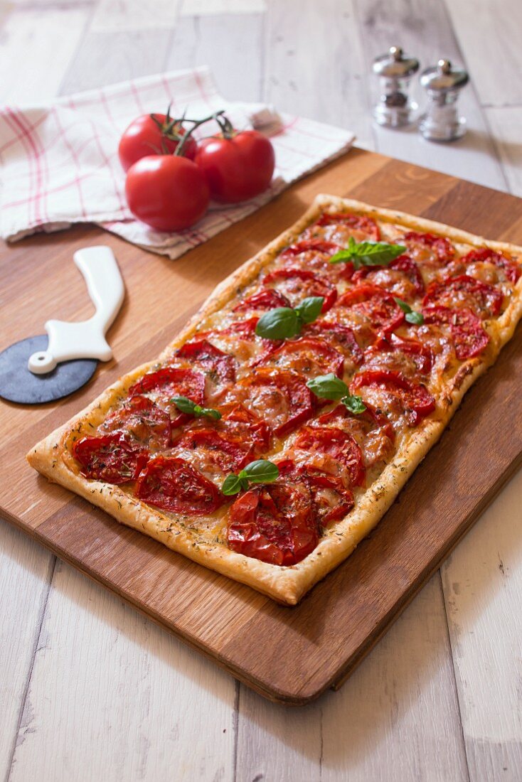 Rechteckige Pizza Caprese mit Tomaten, Mozzarella und Basilikum
