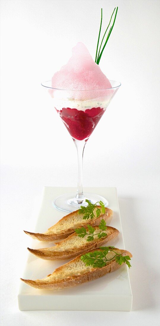 Cervelle-de-Canut-Frischkäse mit Rote-Bete-Espuma, im Glas