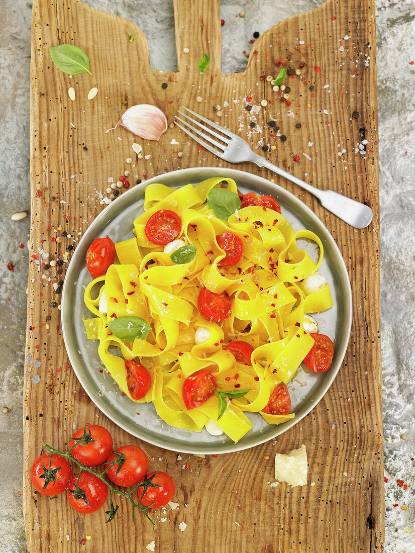 Pappardelle mit Tomaten, Mozzarella und getrockneten Chilis