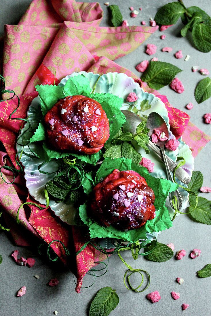 Brioches mit rosa Mandeln und Rosen