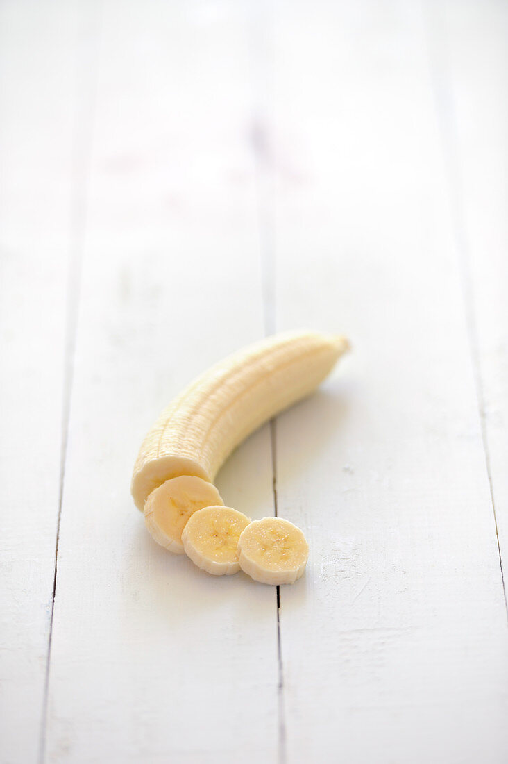 Geschälte Banane, teilweise in Scheiben geschnitten