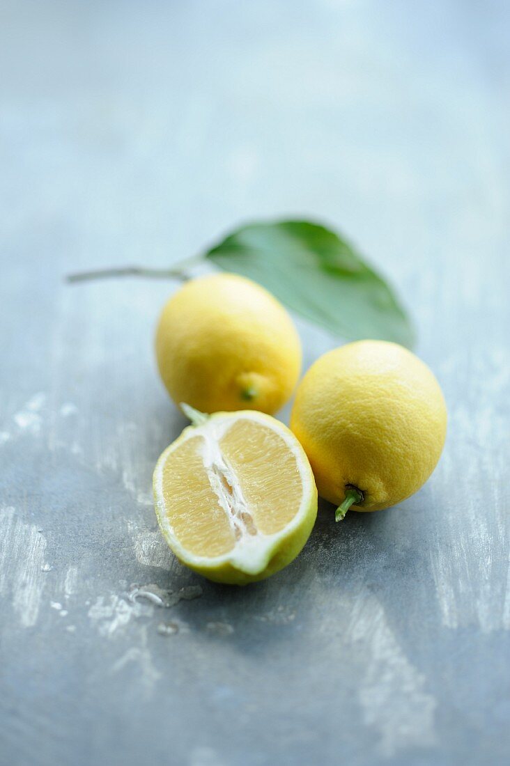 Zitronen, ganz und halbiert