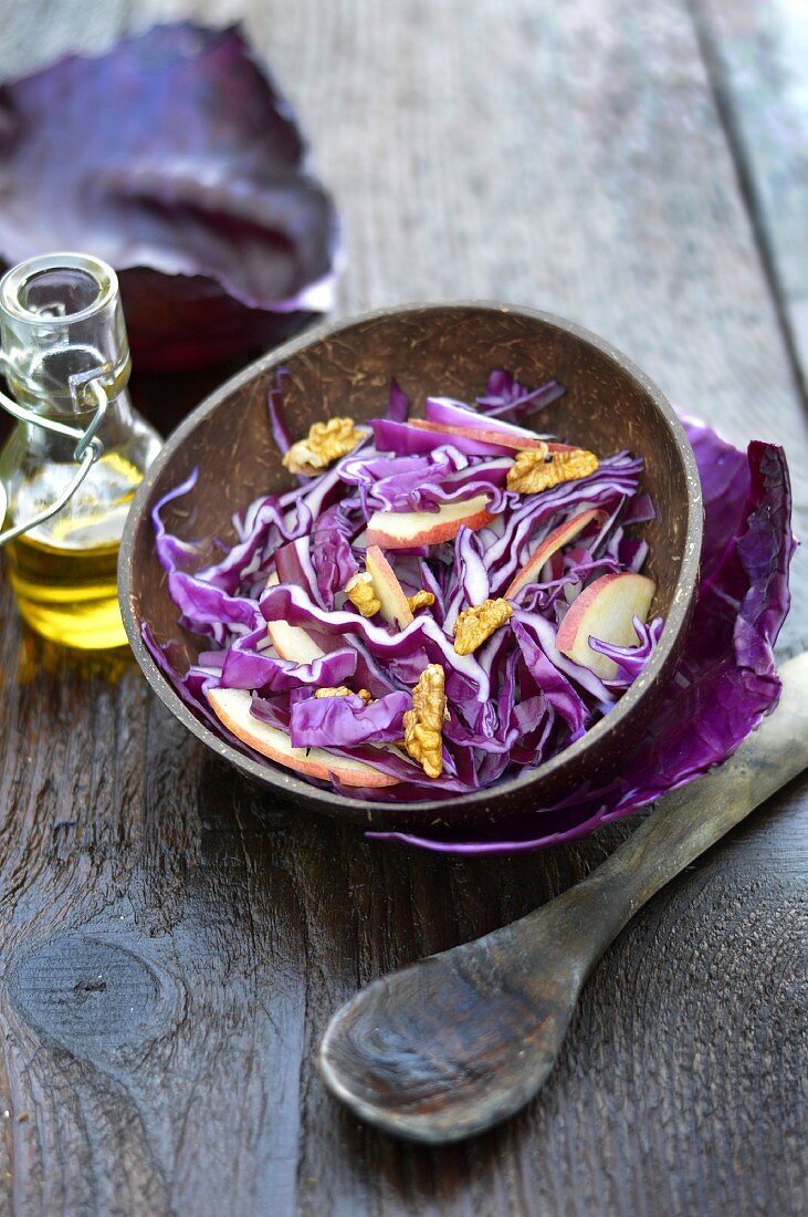 Rotkohlsalat mit Apfel und Walnüssen