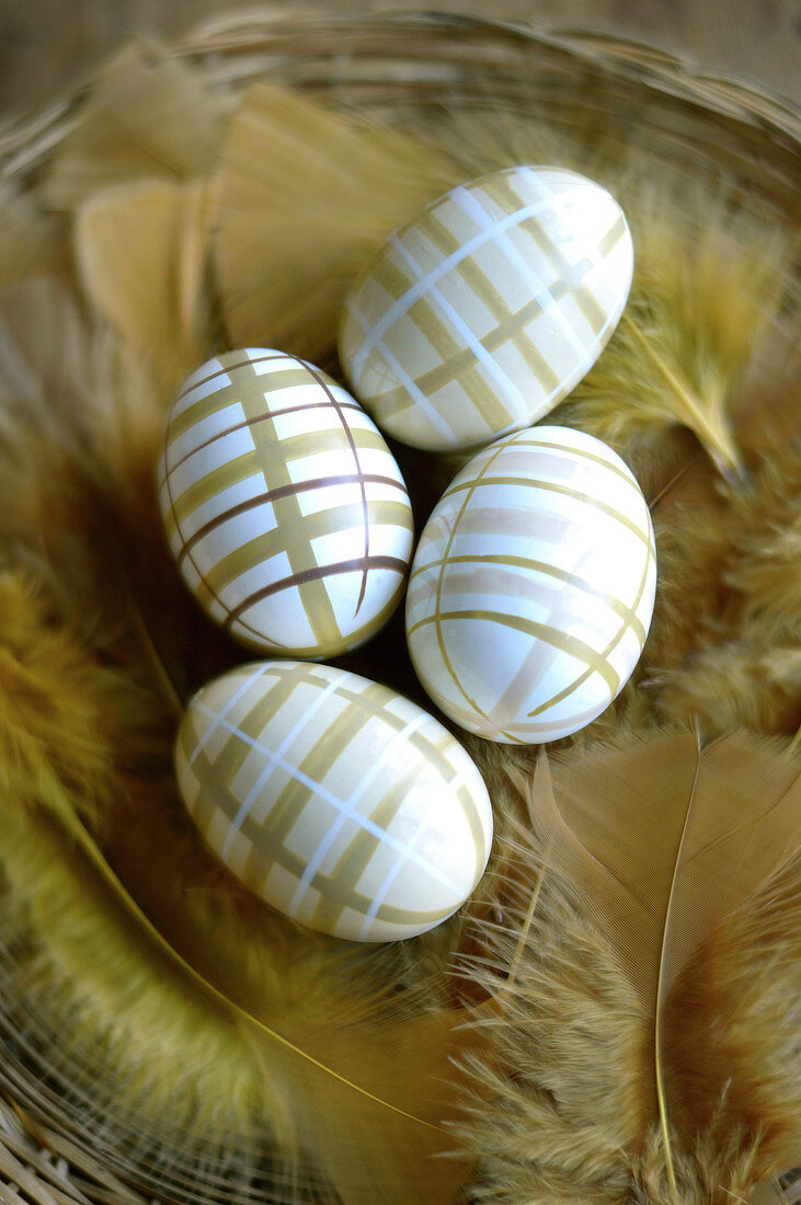Bemalte Ostereier mit goldenen Federn
