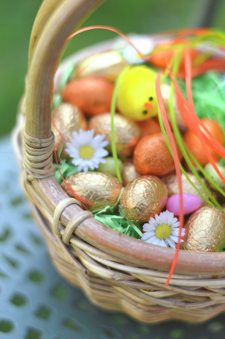 Korb mit bunten Ostereiern