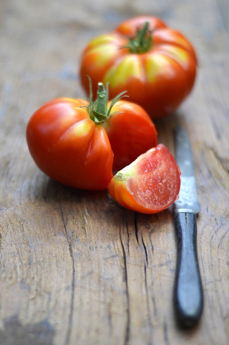 Cutting tomatoes in quarters