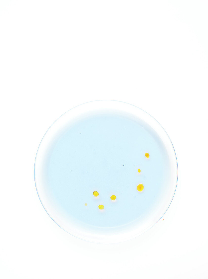 Tropfen Öl auf blauem Kreis